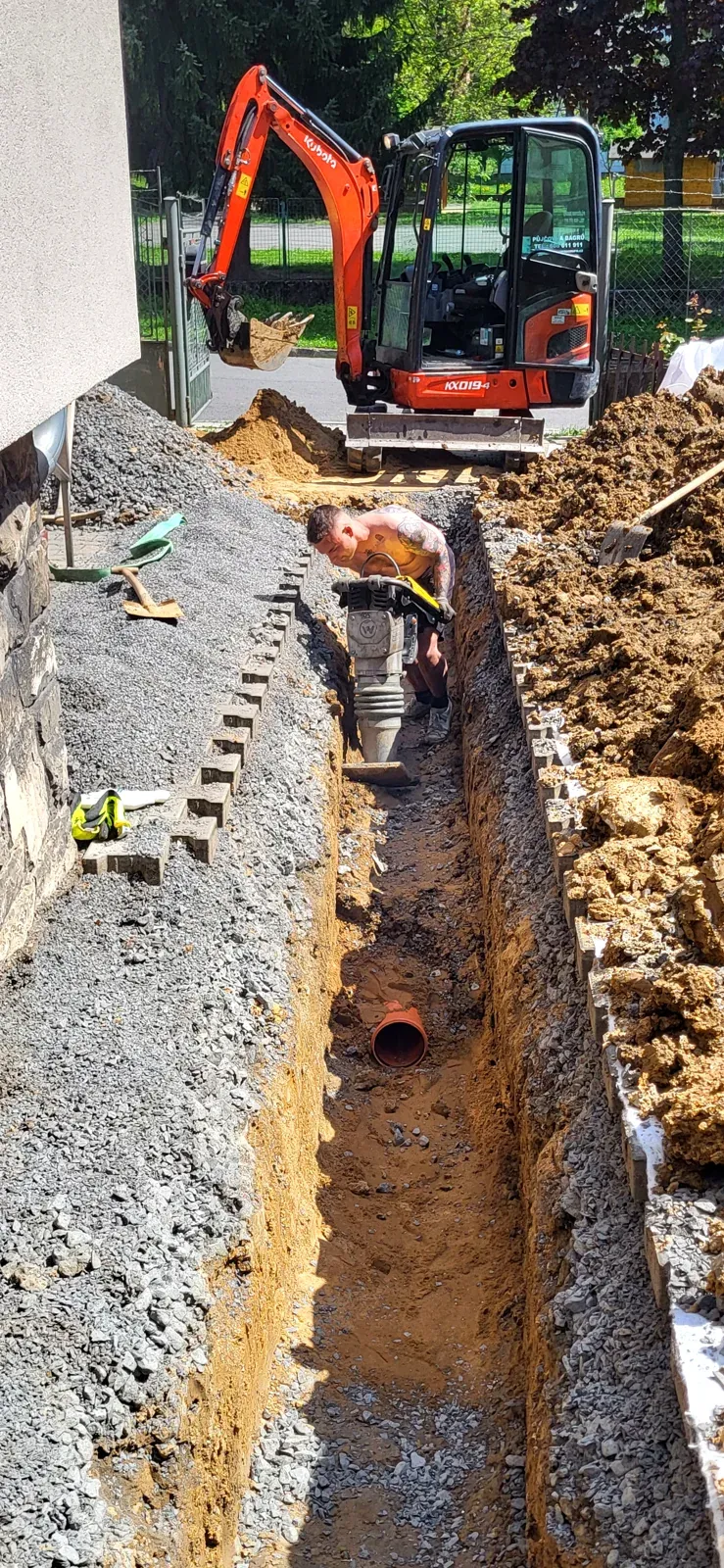 Pokládka kanalizace do štěrkového lože